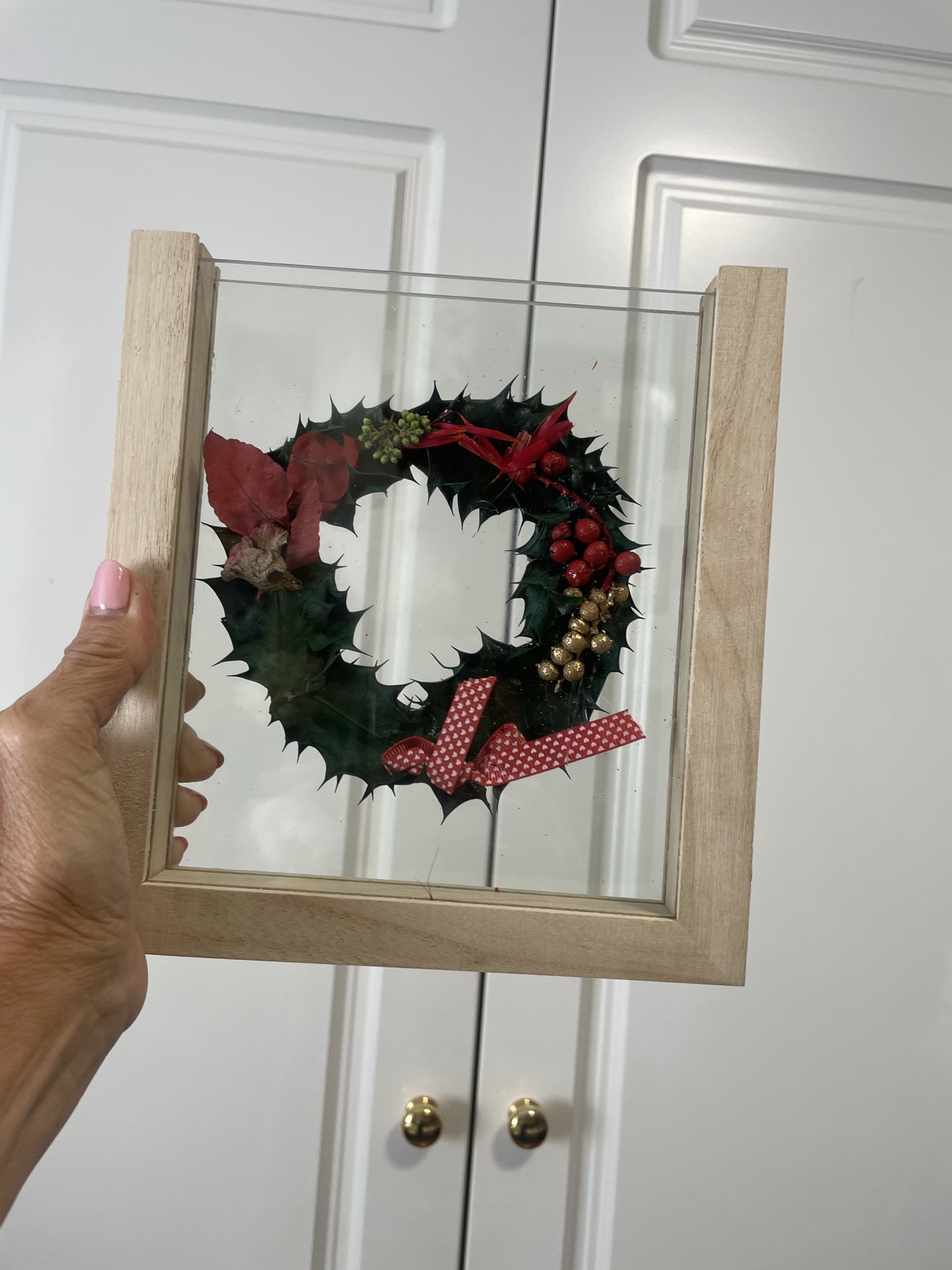 Marco entre cristales con corona navideña: imagen 1