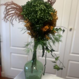 Damajuana con arreglo floral en tonos verdes y naranjas: imagen 2