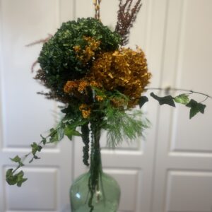 Damajuana con arreglo floral en tonos verdes y naranjas: imagen 3